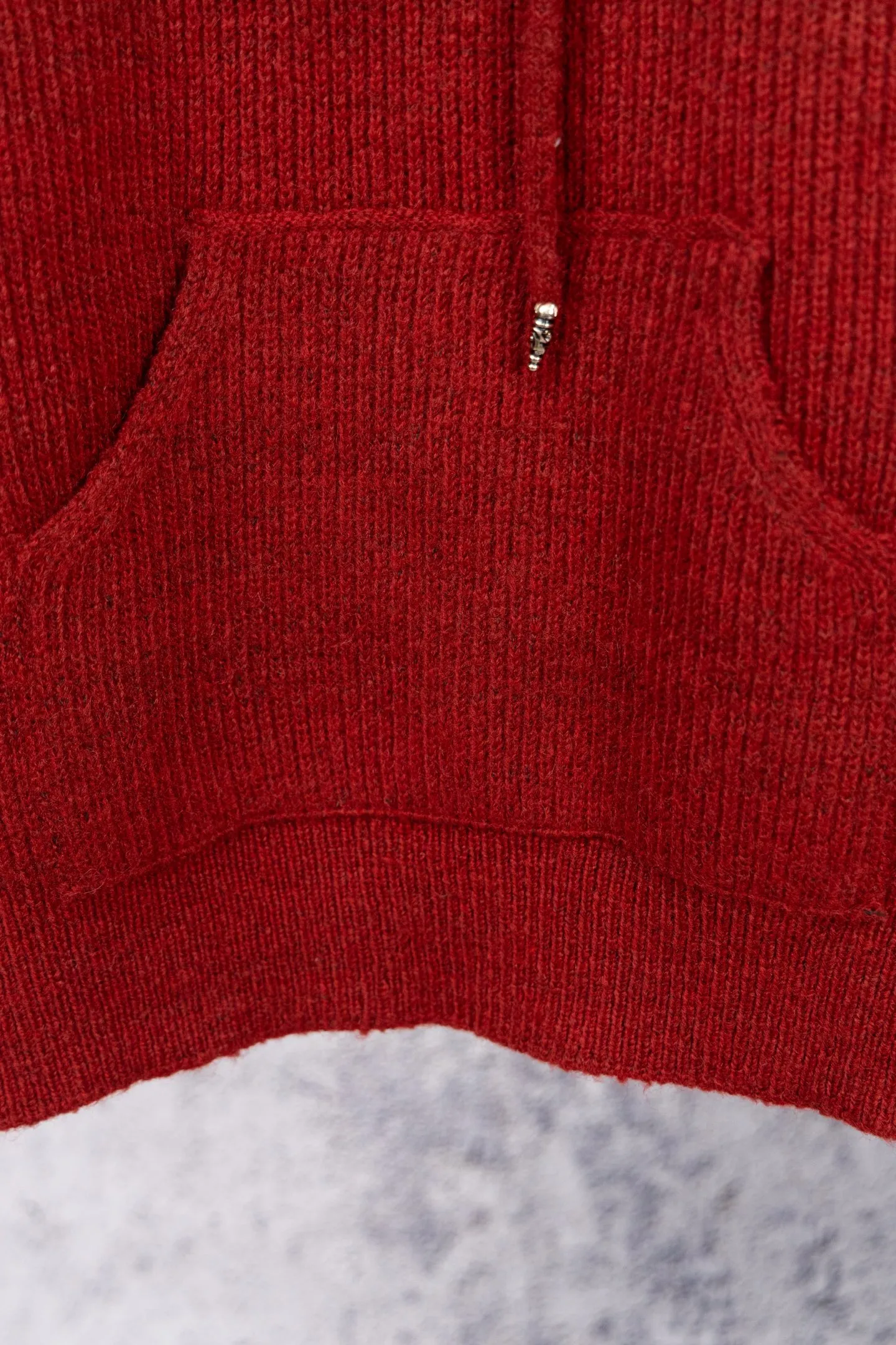 P300 Chrome Hearts CH Chrome Hearts 2025 hooded red sweater. Cross tassel leather label hooded soft and waxy red sweater. The sweater has a soft and waxy feel. The classic cross leather label design on the back cap is really great to wear as an inner layer or as a stand-alone in winter. It is full of Christmas and New Year flavor. It is a very practical item and is very versatile. It is recommended to buy it early. Size: S M L Color: Red